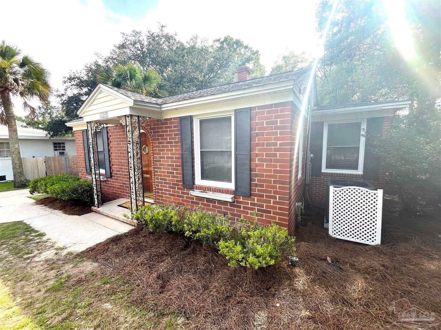 Property Photo:  1119 N Devilliers St  FL 32501 