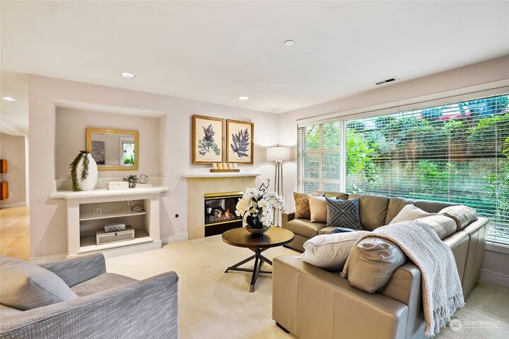 Property Photo:  321  3rd Street 103  WA 98033 