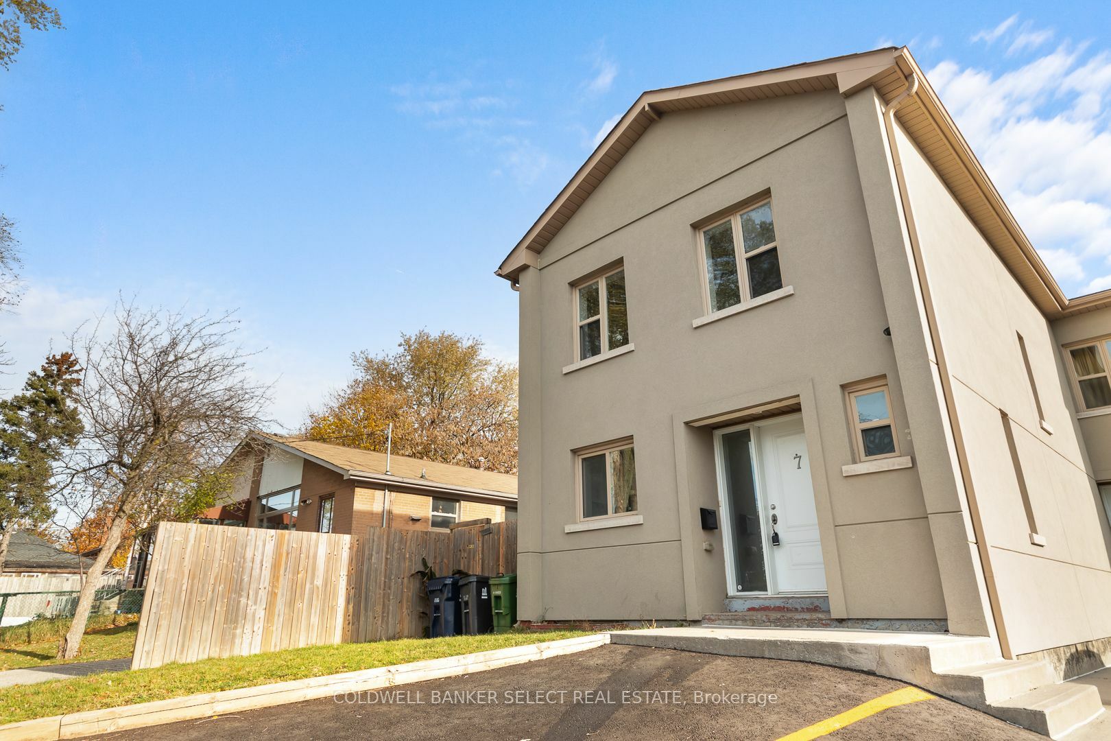 Property Photo:  1 Autumn Ave 7  ON M1K 3L8 