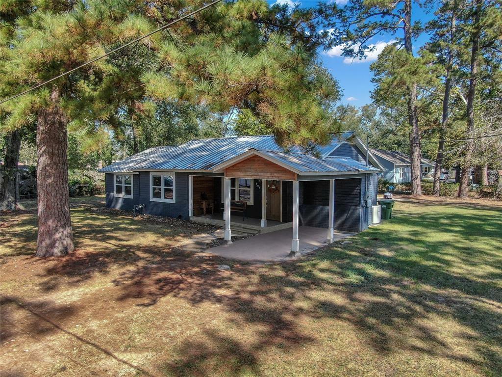 Property Photo: 404 S Manthey Avenue TX 77327