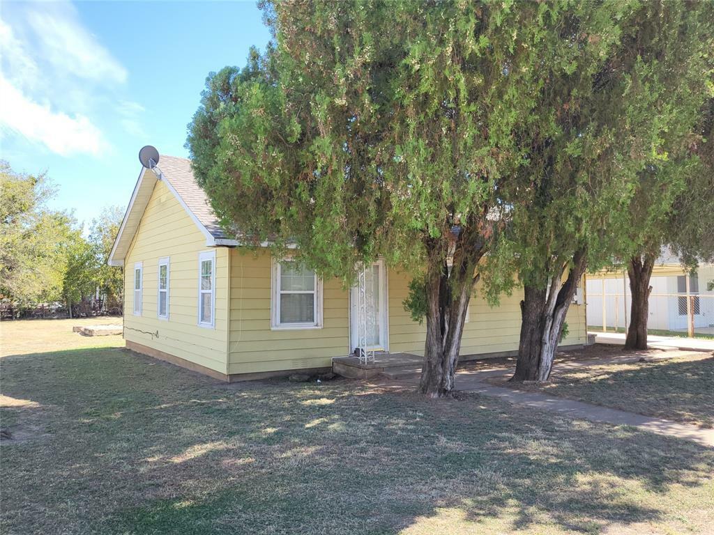 Property Photo:  416 N Knox Street  TX 76458 