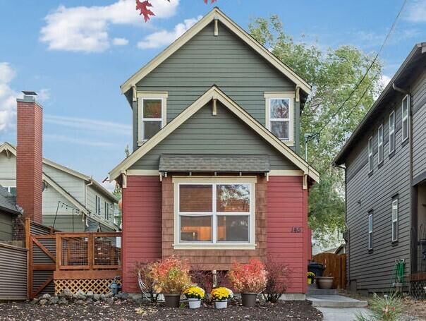 Property Photo: 145 SE Roosevelt Avenue OR 97702