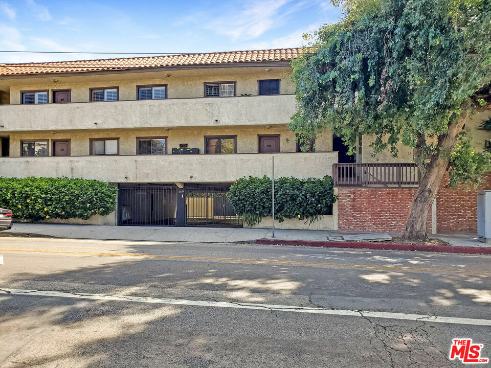 Property Photo: 11574 Ohio Ave 201 CA 90025