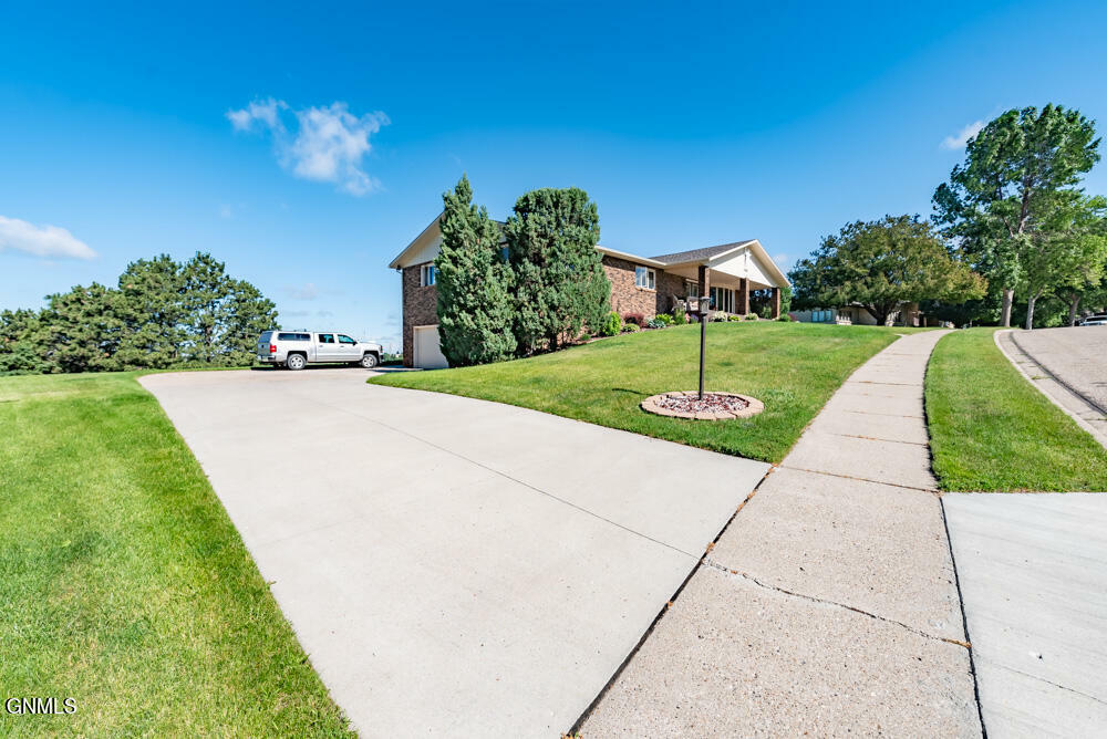 Property Photo:  1304 Crestview Lane  ND 58501 