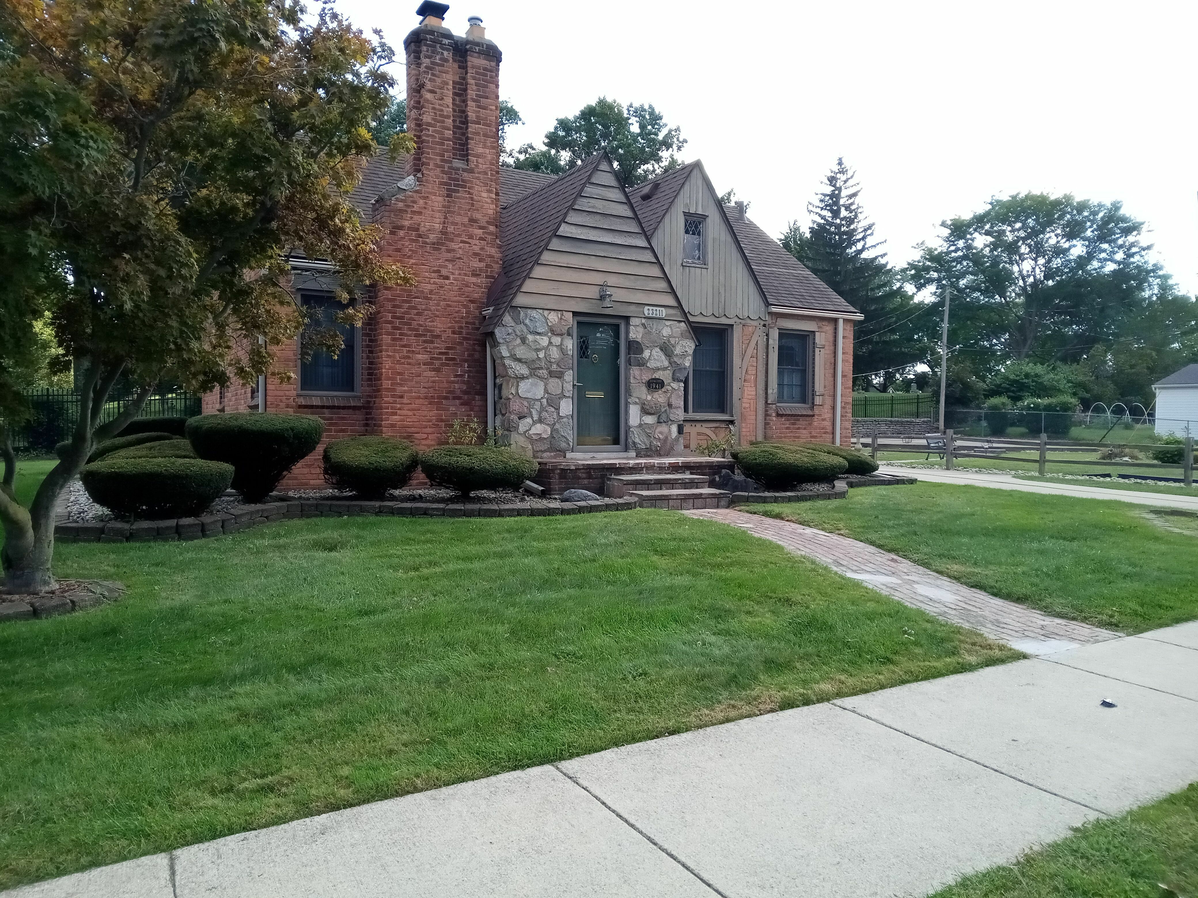 Property Photo:  23211 Myrtle Street  MI 48128 1761 