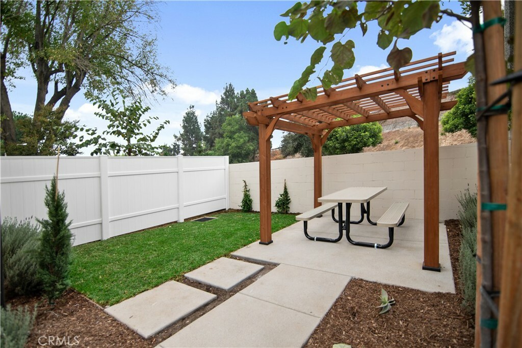 Property Photo:  872 W Walnut Avenue W B  CA 91016 