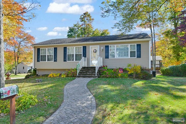 Property Photo:  10 Pontiac Court  NJ 07480 