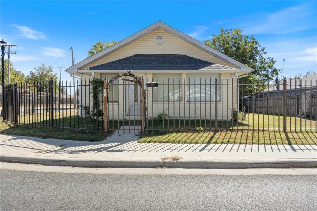 Property Photo:  521 Caudle Avenue  AR 72764 