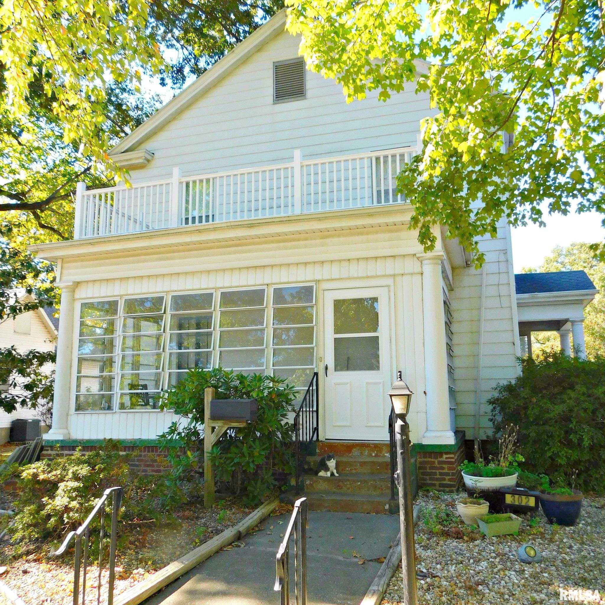 Property Photo:  302 S Sycamore Street  IL 62801 