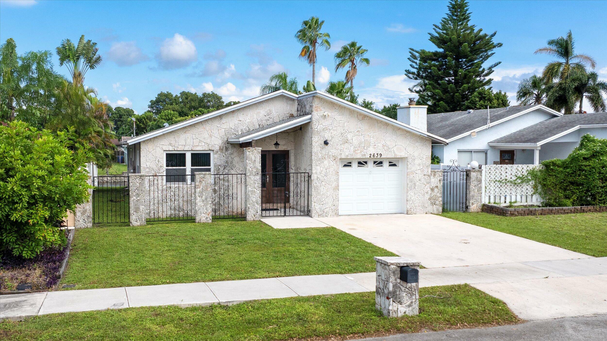 Property Photo:  2639 Coolidge Street  FL 33020 