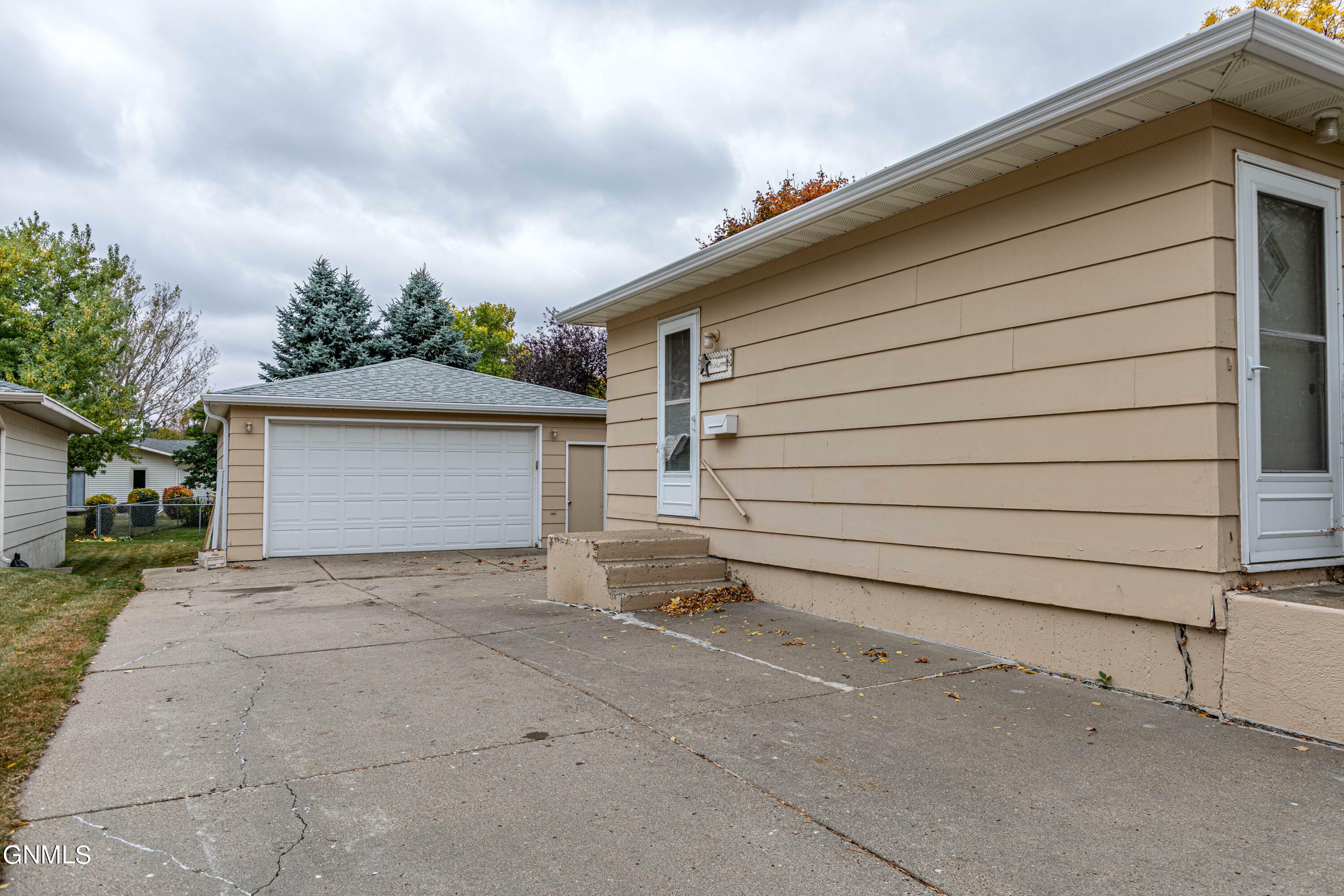 Property Photo:  719 Albany Drive  ND 58504 