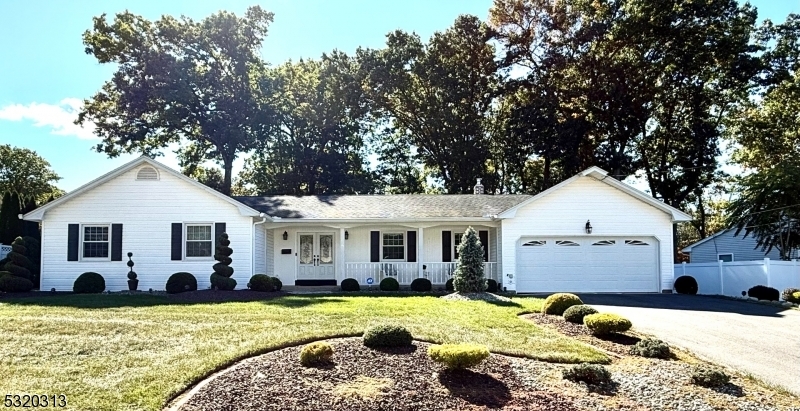 Property Photo:  4 Hunter Ct  NJ 08816 