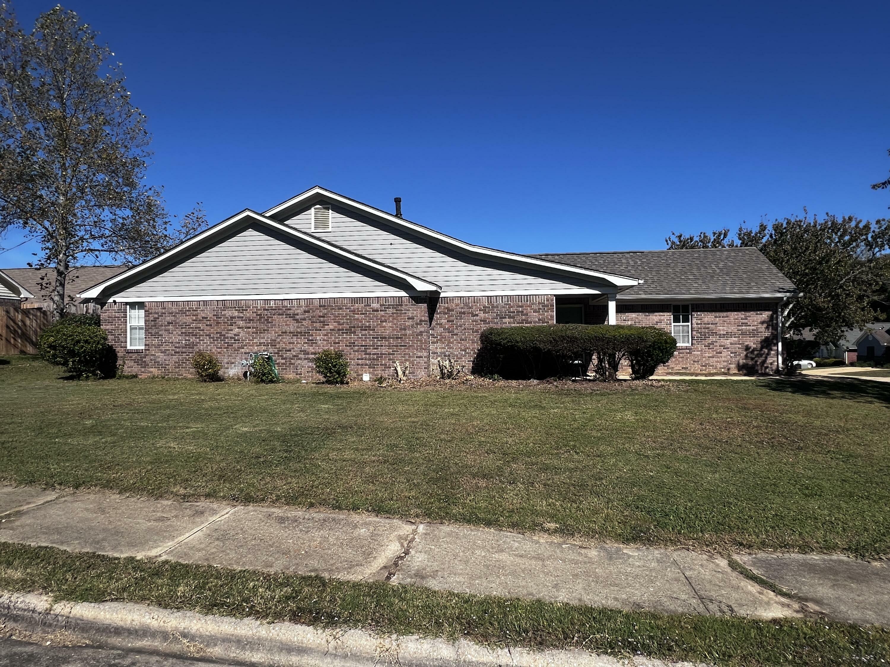 Property Photo:  631 Albany  MS 38801 