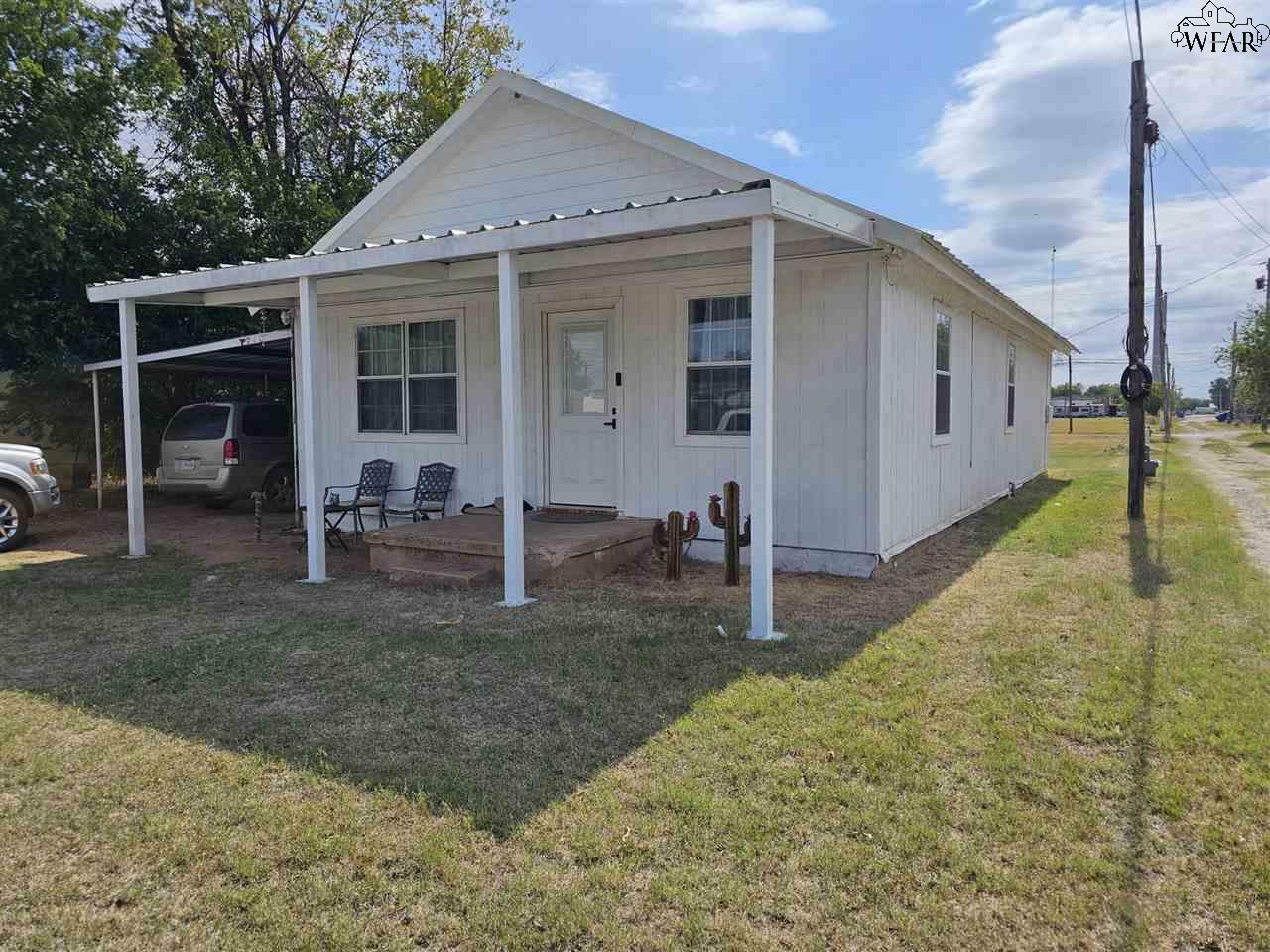 Property Photo:  340 W D Street  TX 76371-000 