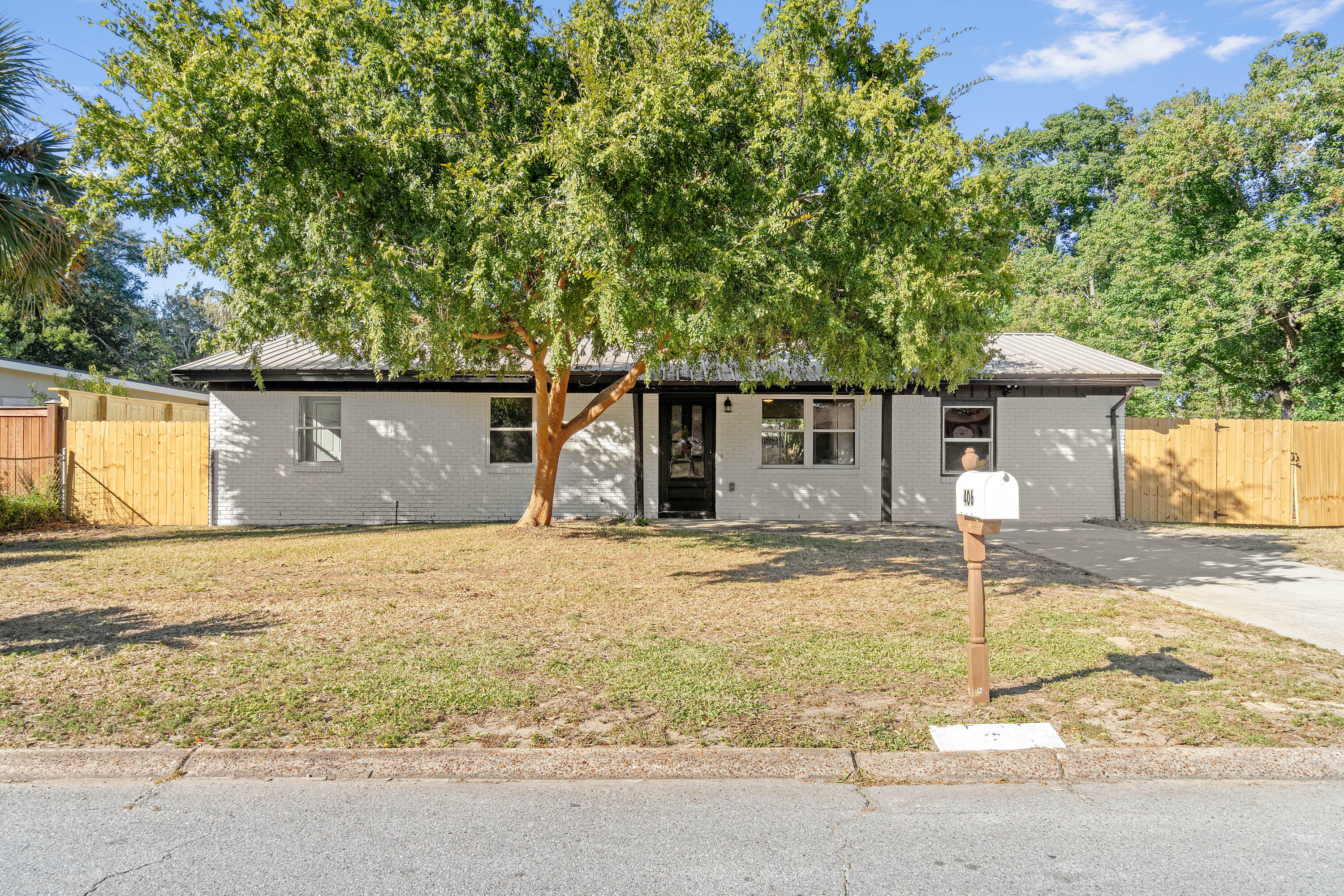 Property Photo:  406 NW Oakland Circle  FL 32548 