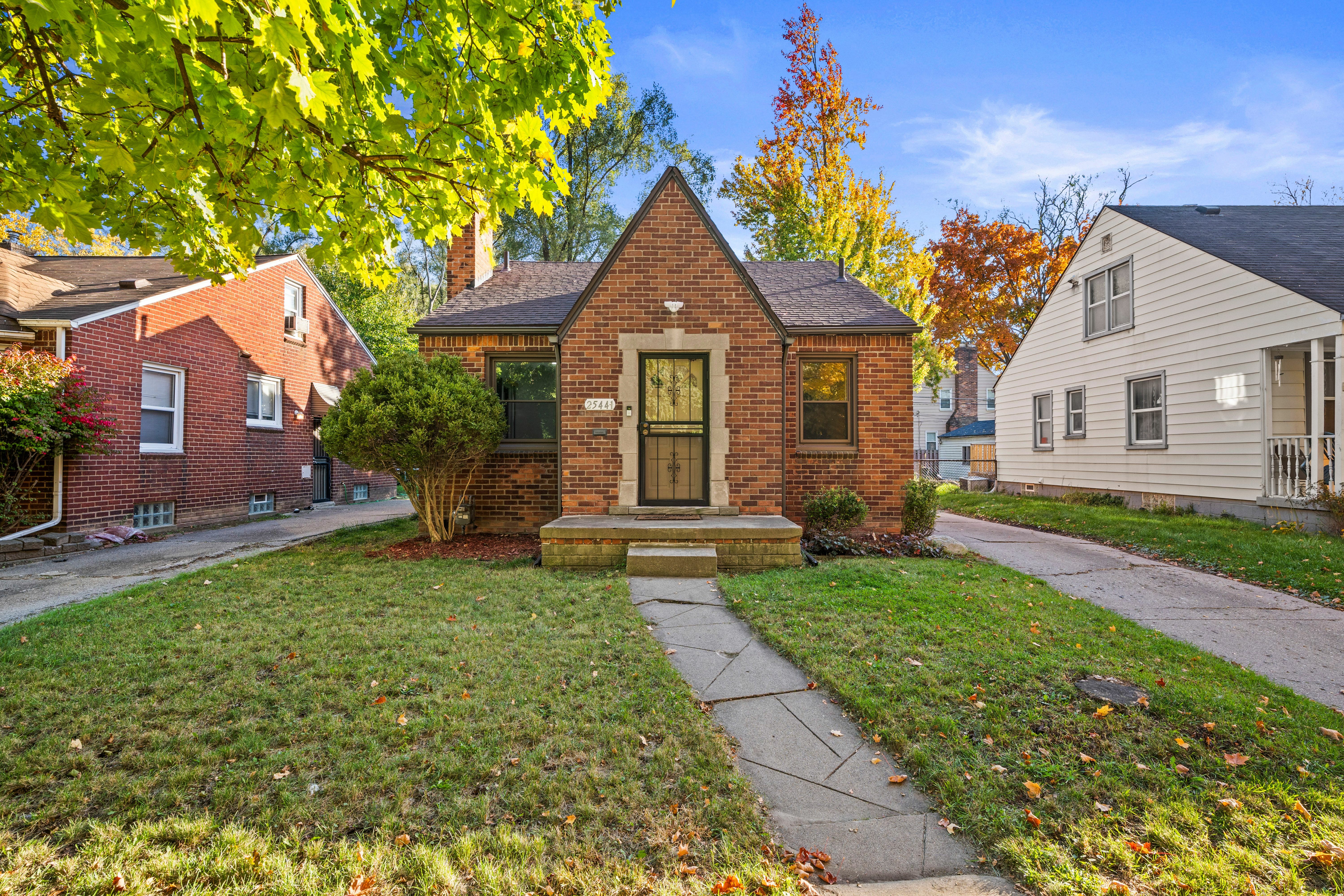 Property Photo:  25441 Pembroke Avenue  MI 48240 1044 