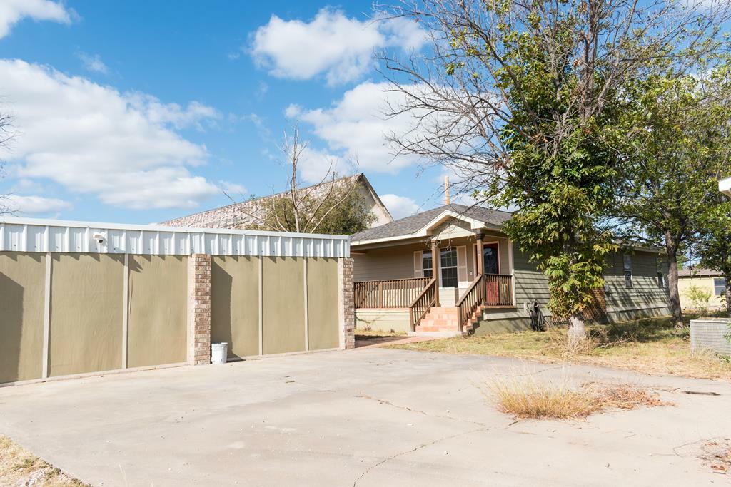 Property Photo:  705 Fay St  TX 76950 