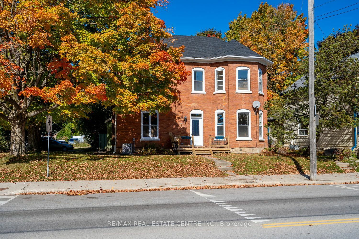 Property Photo:  154 Main St W  ON L0N 1S3 