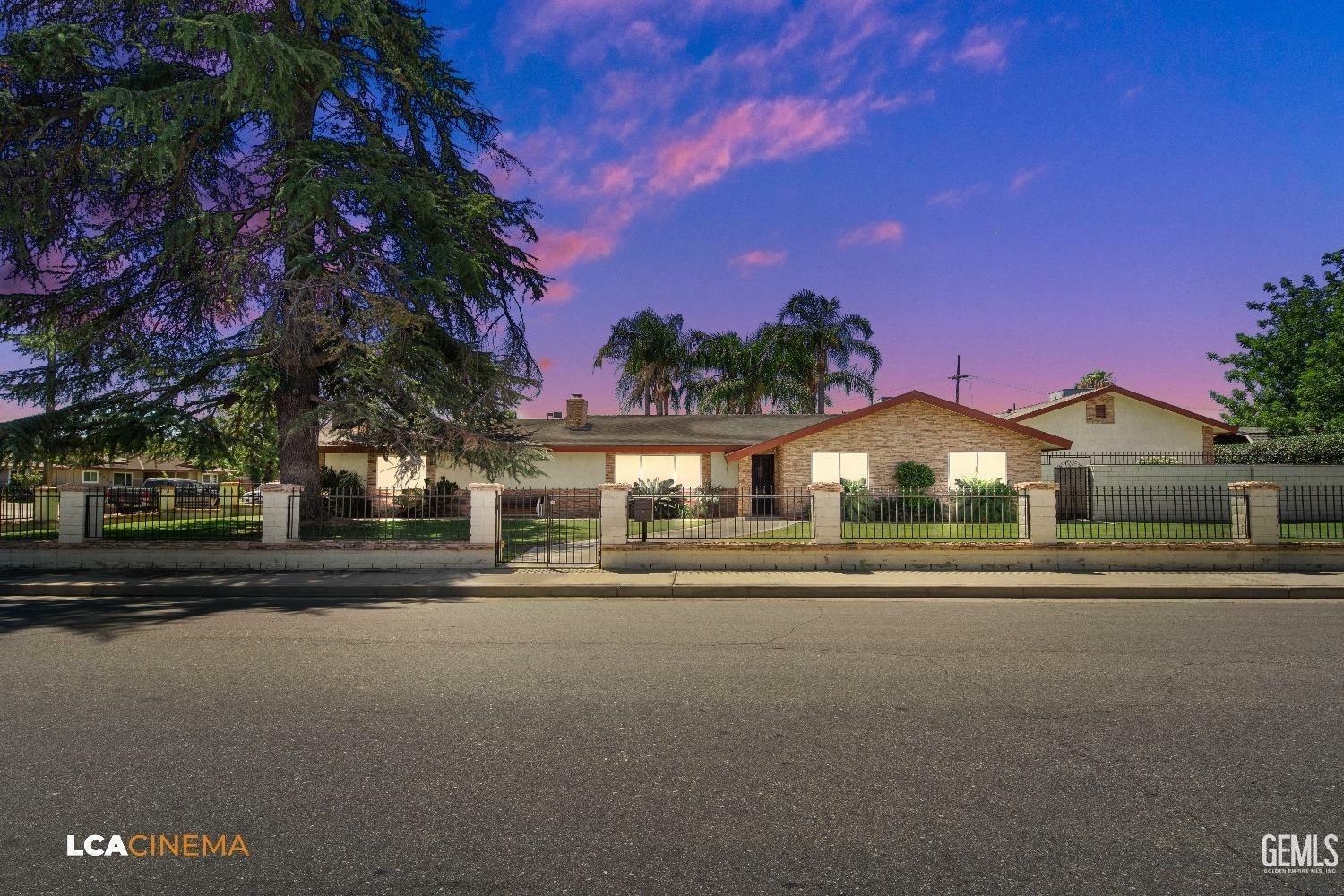 Property Photo:  2613 El Berrendo Avenue  CA 93304 