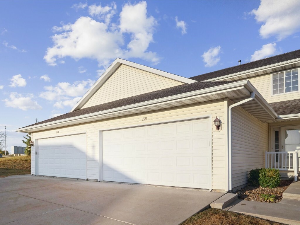 Property Photo:  3511 Stoney Point Rd SW  IA 52404 