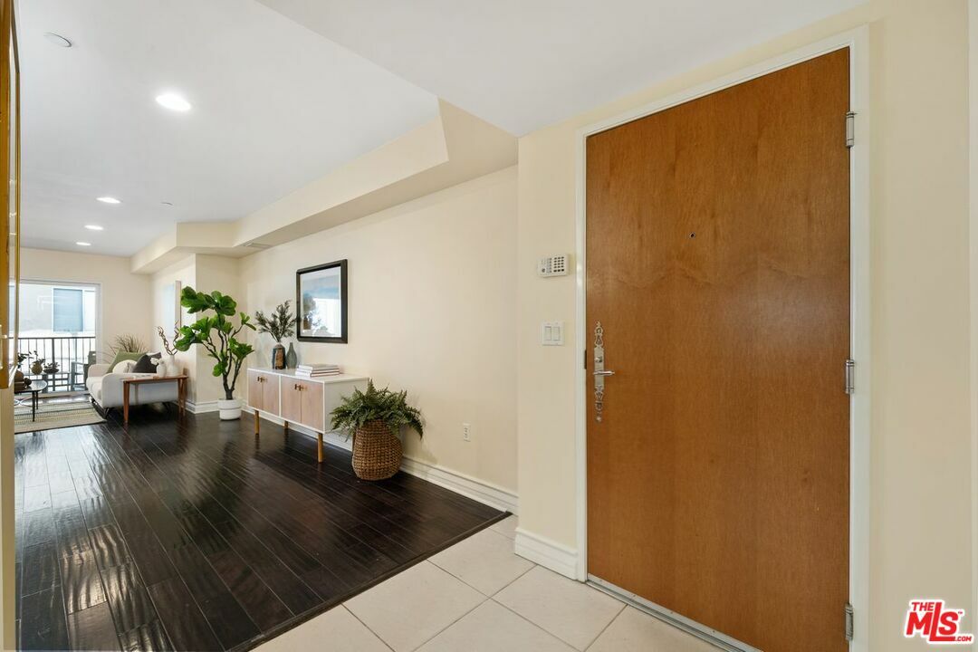 Property Photo:  1353  N Fuller Ave 207  CA 90046 