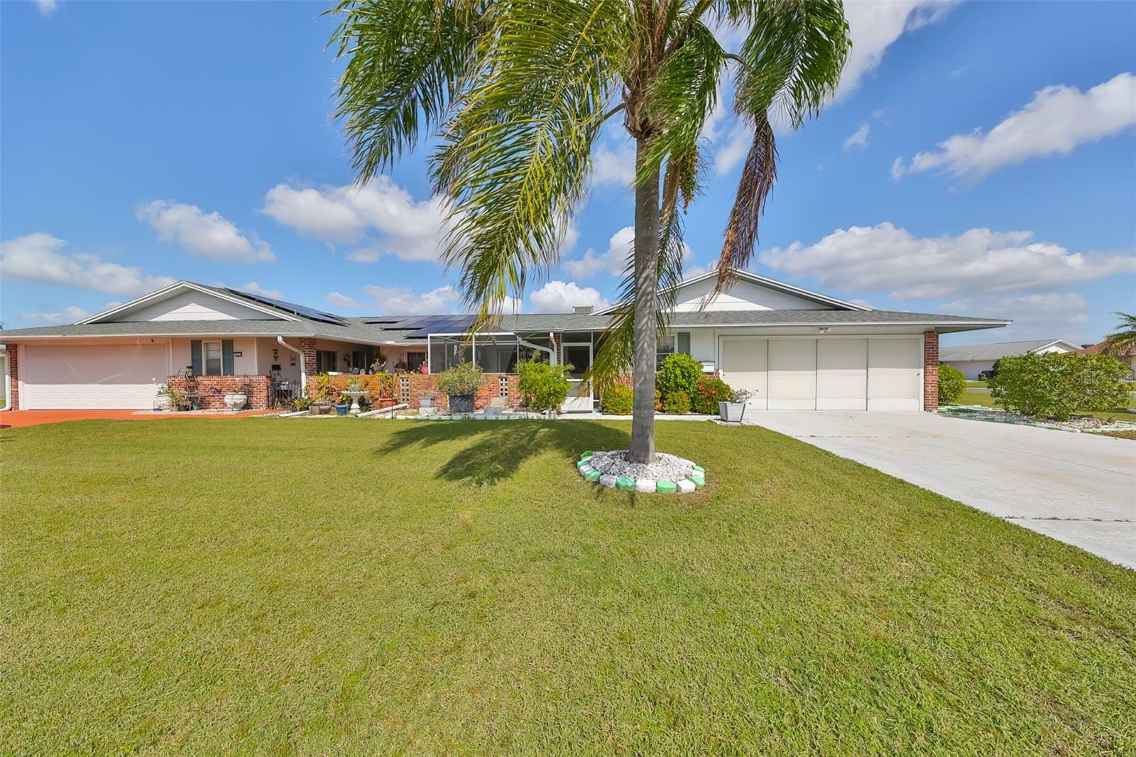 Property Photo:  1511 Danbury Drive  FL 33573 