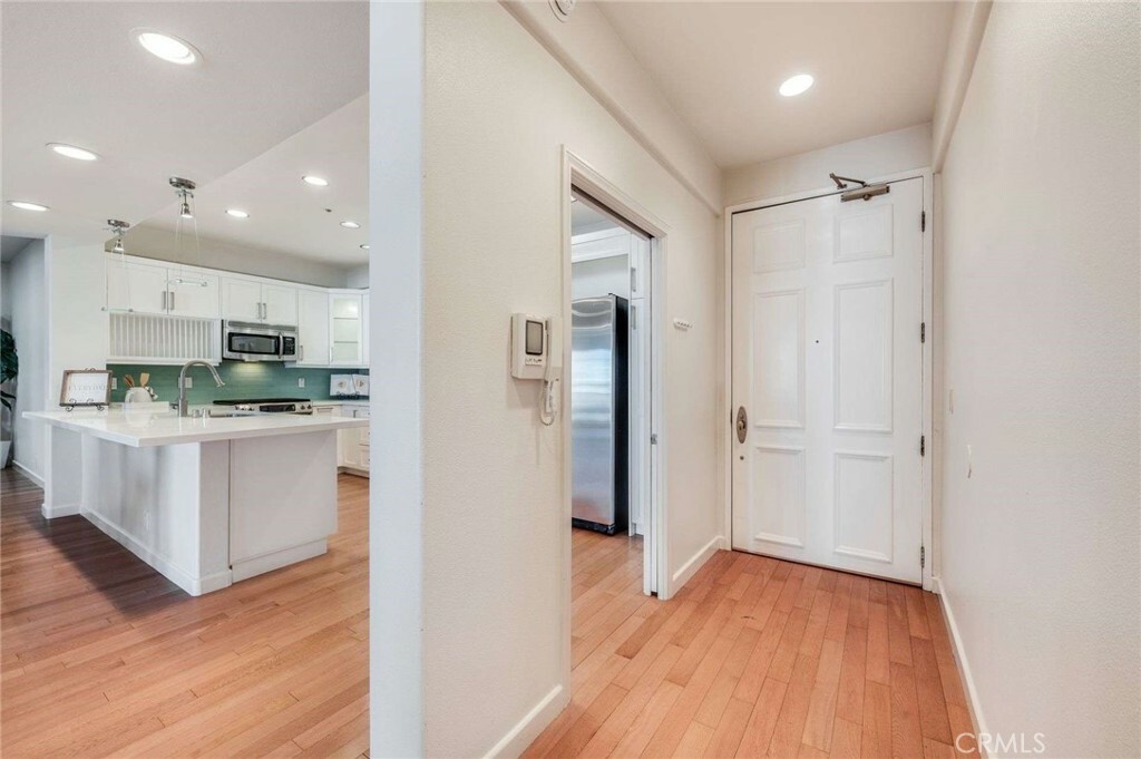 Property Photo:  855 S Wooster Street 408  CA 90035 