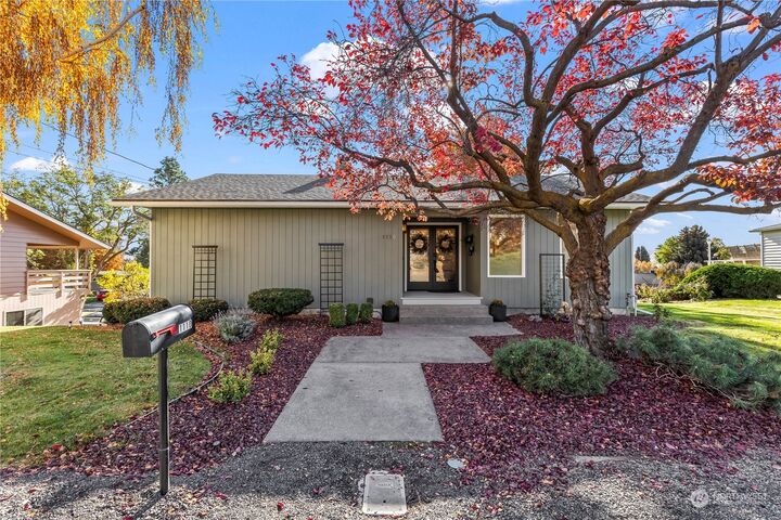 Property Photo: 1110 E Franklin Street WA 98926