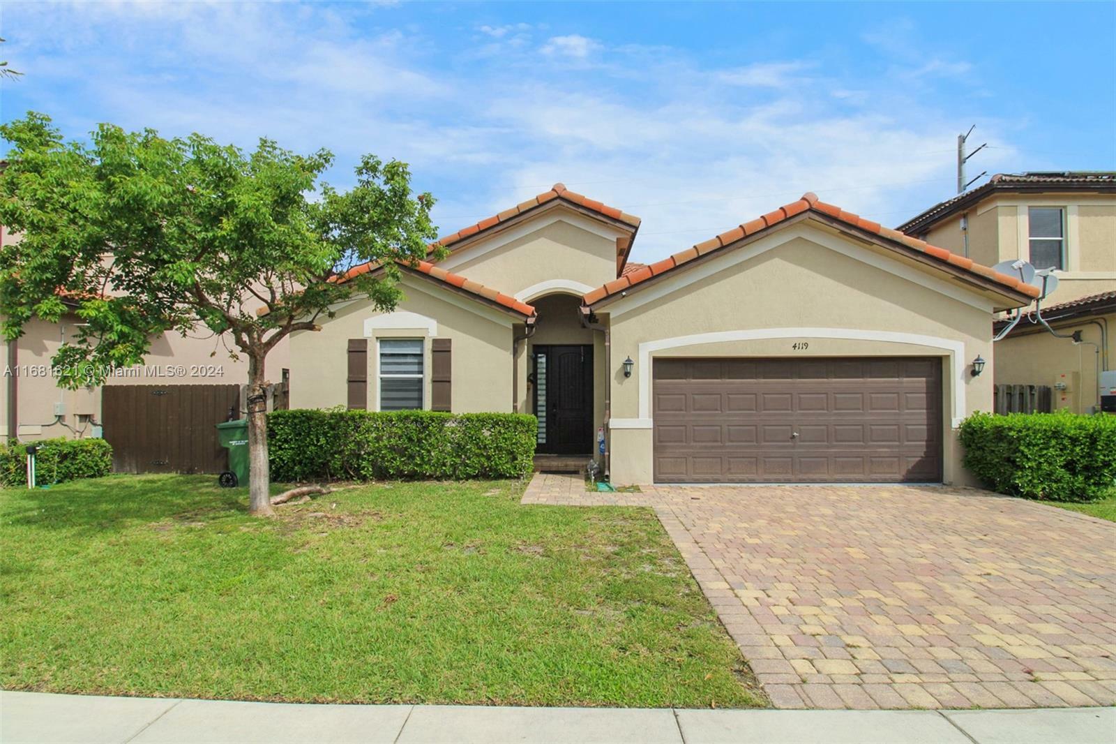 Property Photo:  4119 NE 21st Ct  FL 33033 