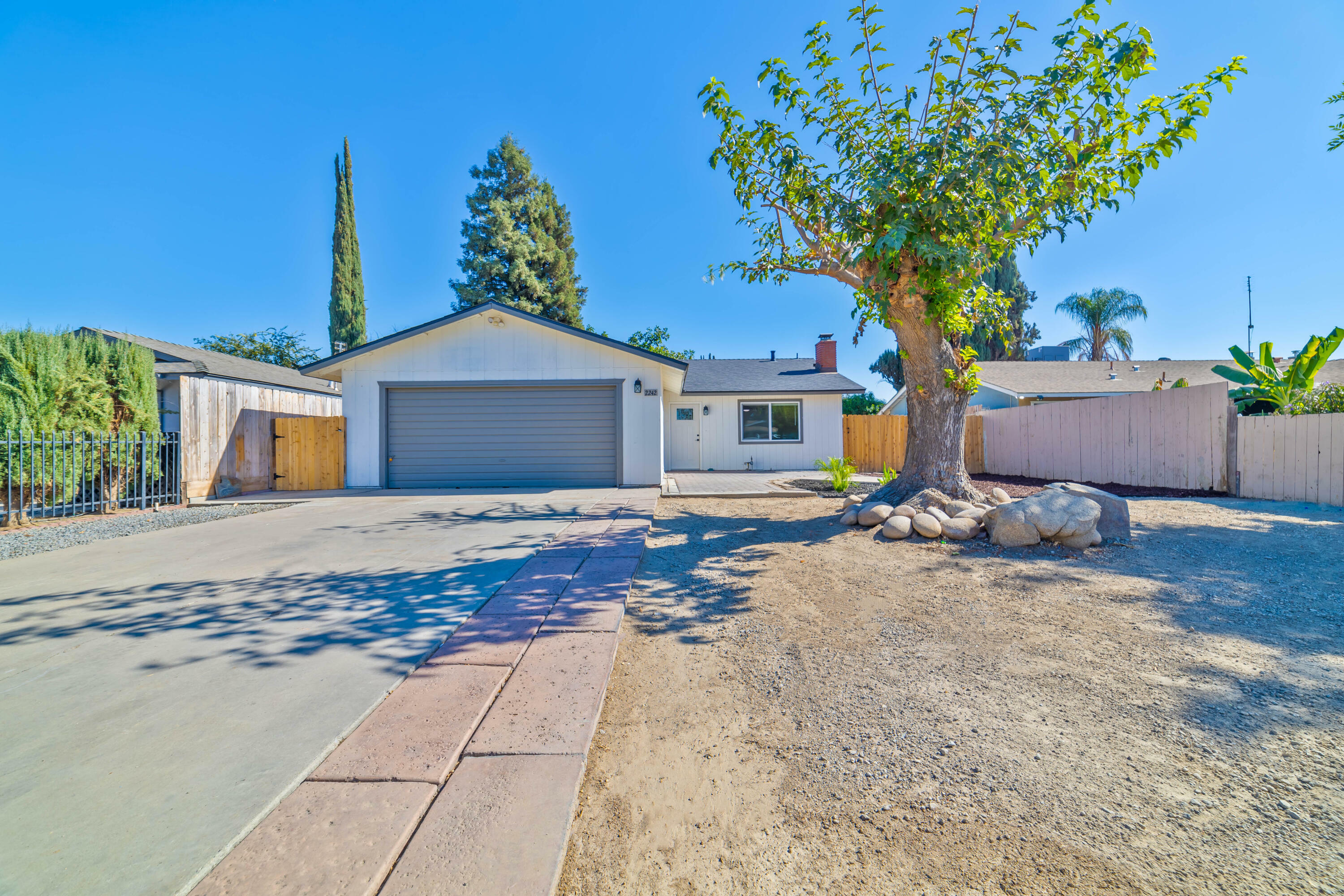 Property Photo:  2242 S Fontana Street  CA 93277 