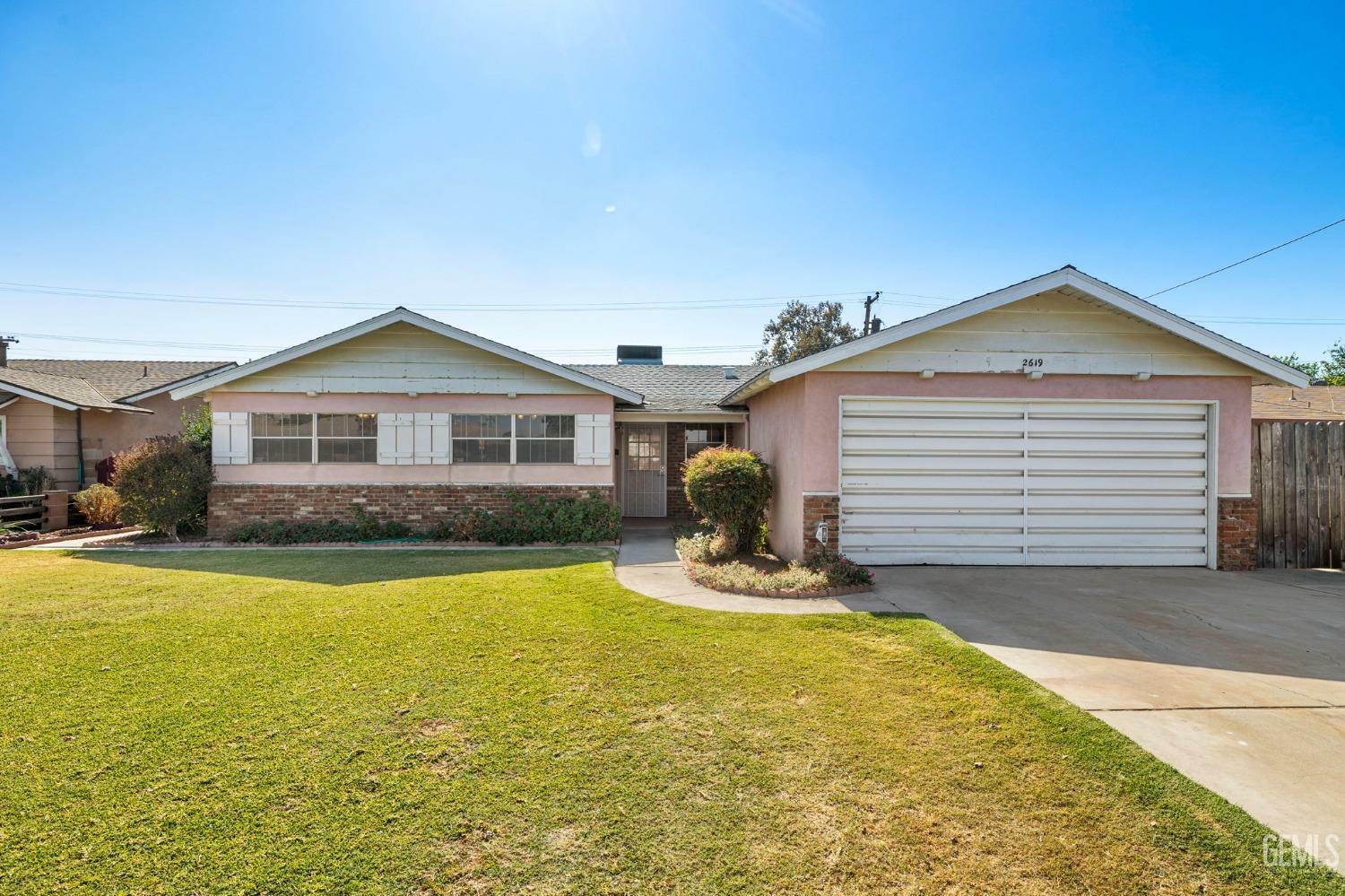 Property Photo:  2619 Gemline Avenue  CA 93304 