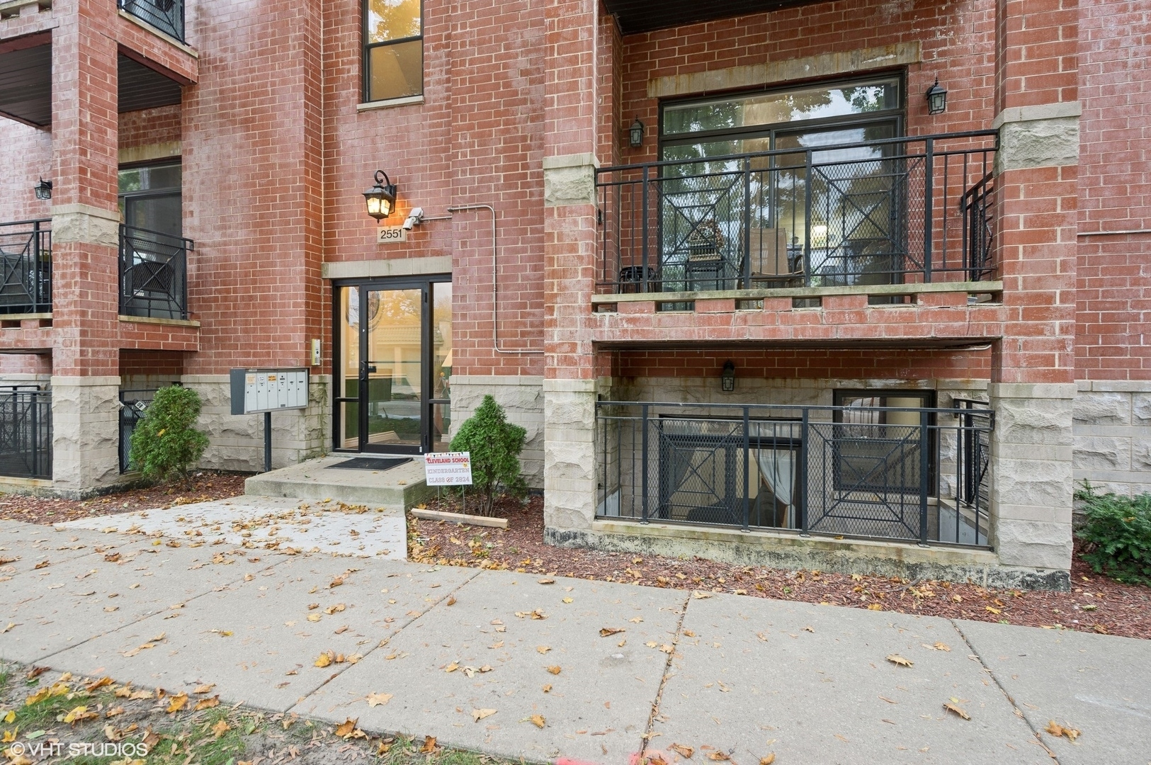 Property Photo:  2551 W Arthur Avenue 1W  IL 60645 