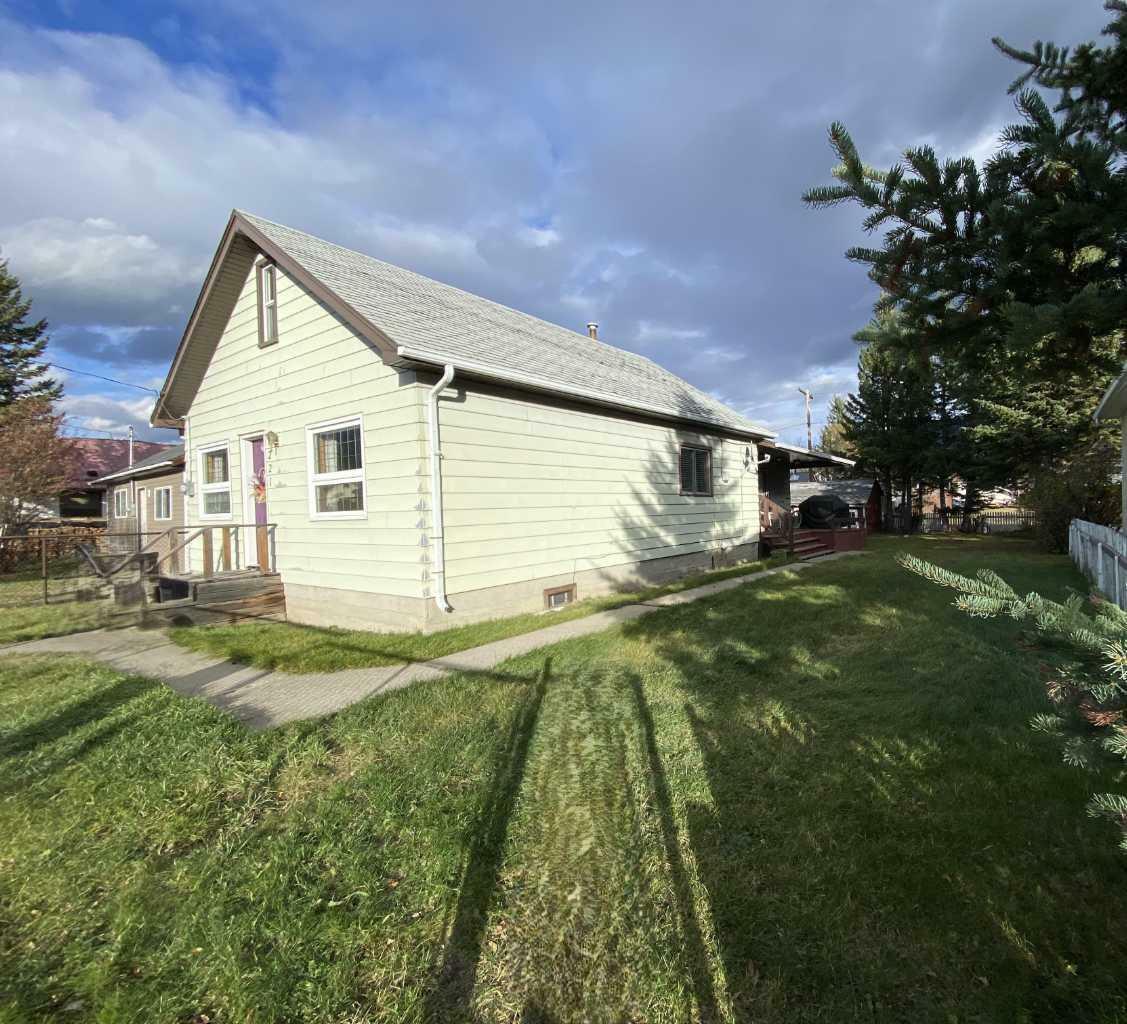 Property Photo:  1221 84 Street  AB T0K 0M0 