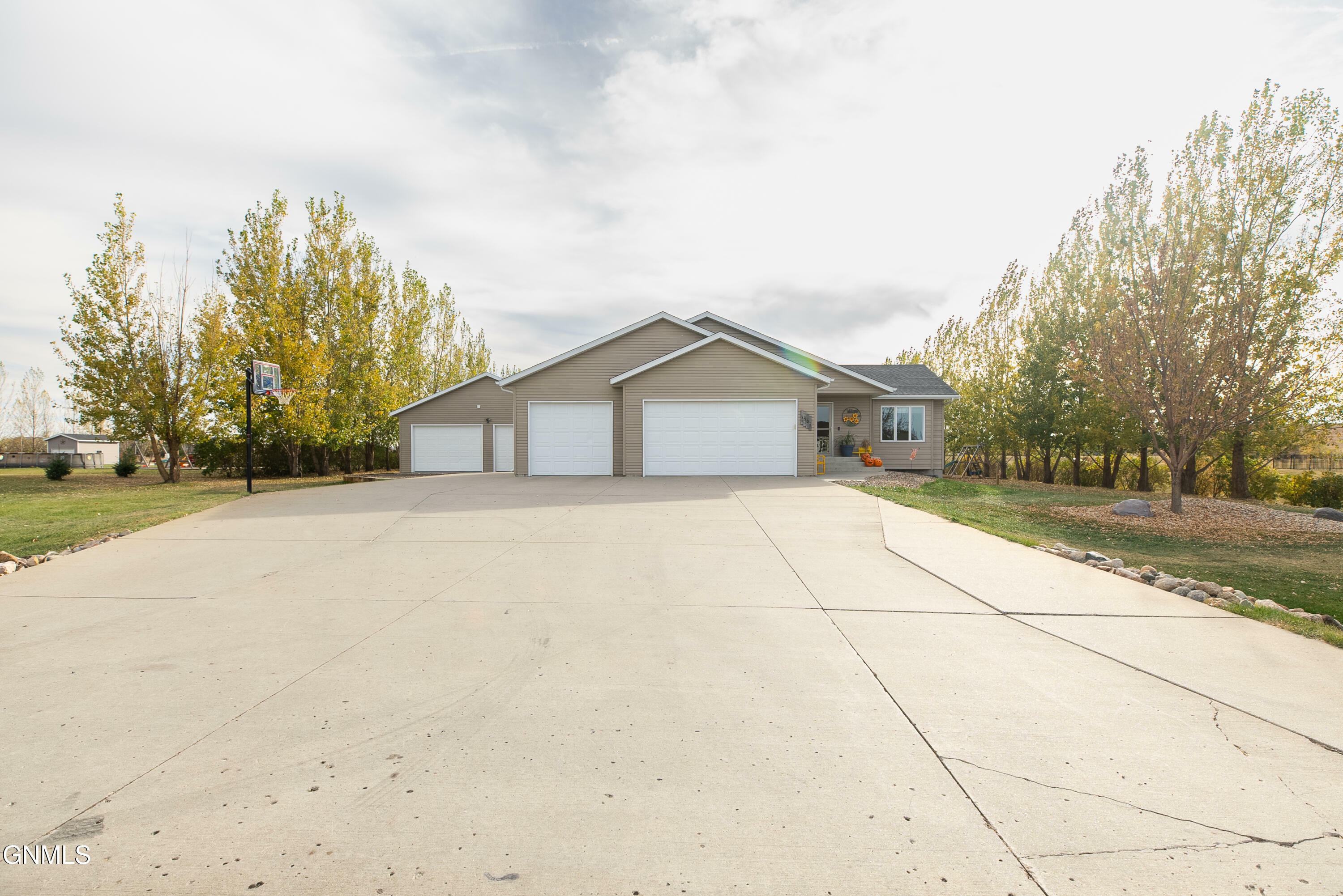 Property Photo:  5501 Woodrow Drive  ND 58504 