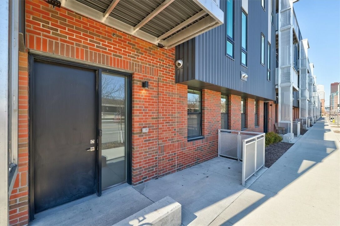 Property Photo:  450 SW 7th Street 105  IA 50309 