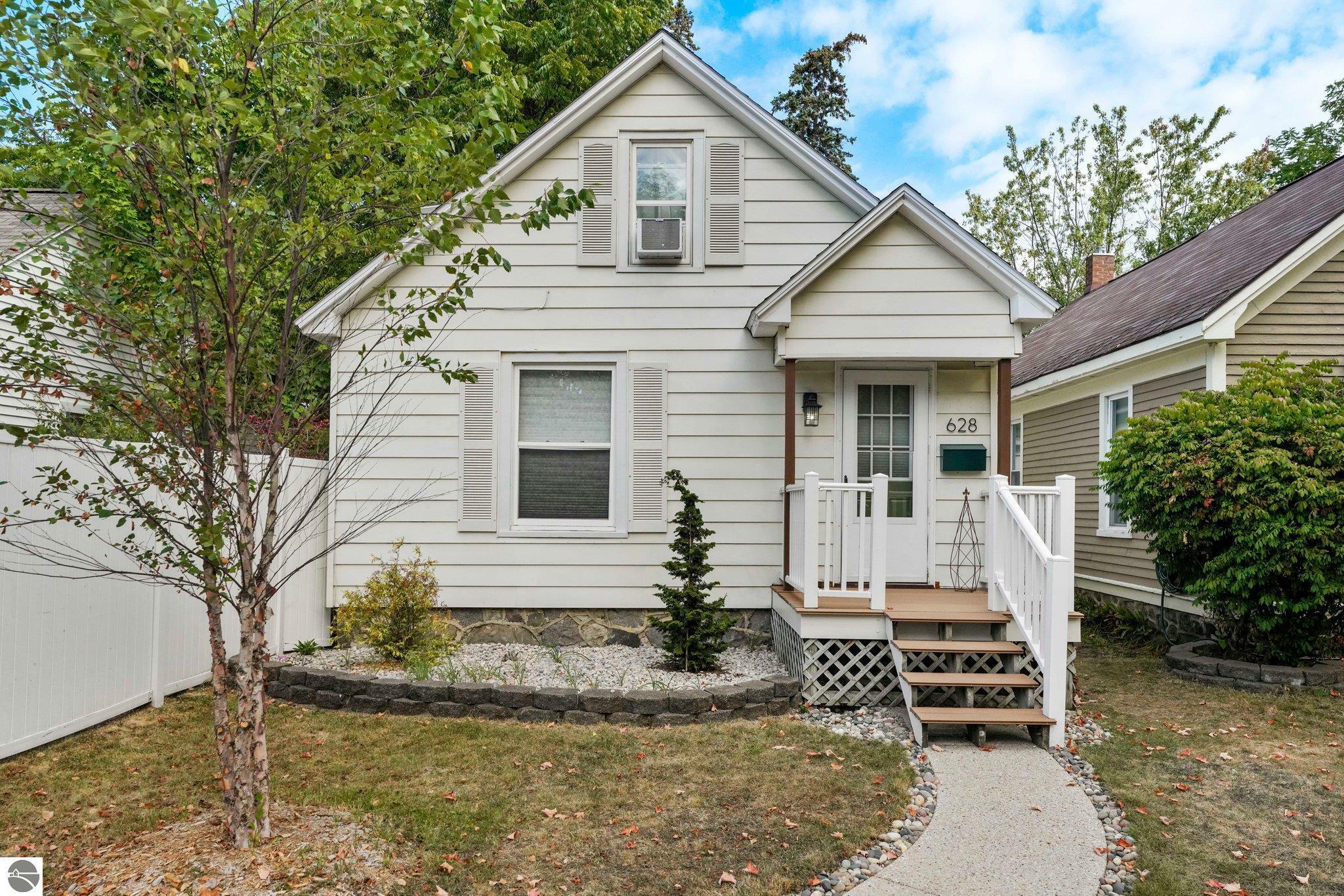 628 W Tenth Street  Traverse City MI 49684 photo