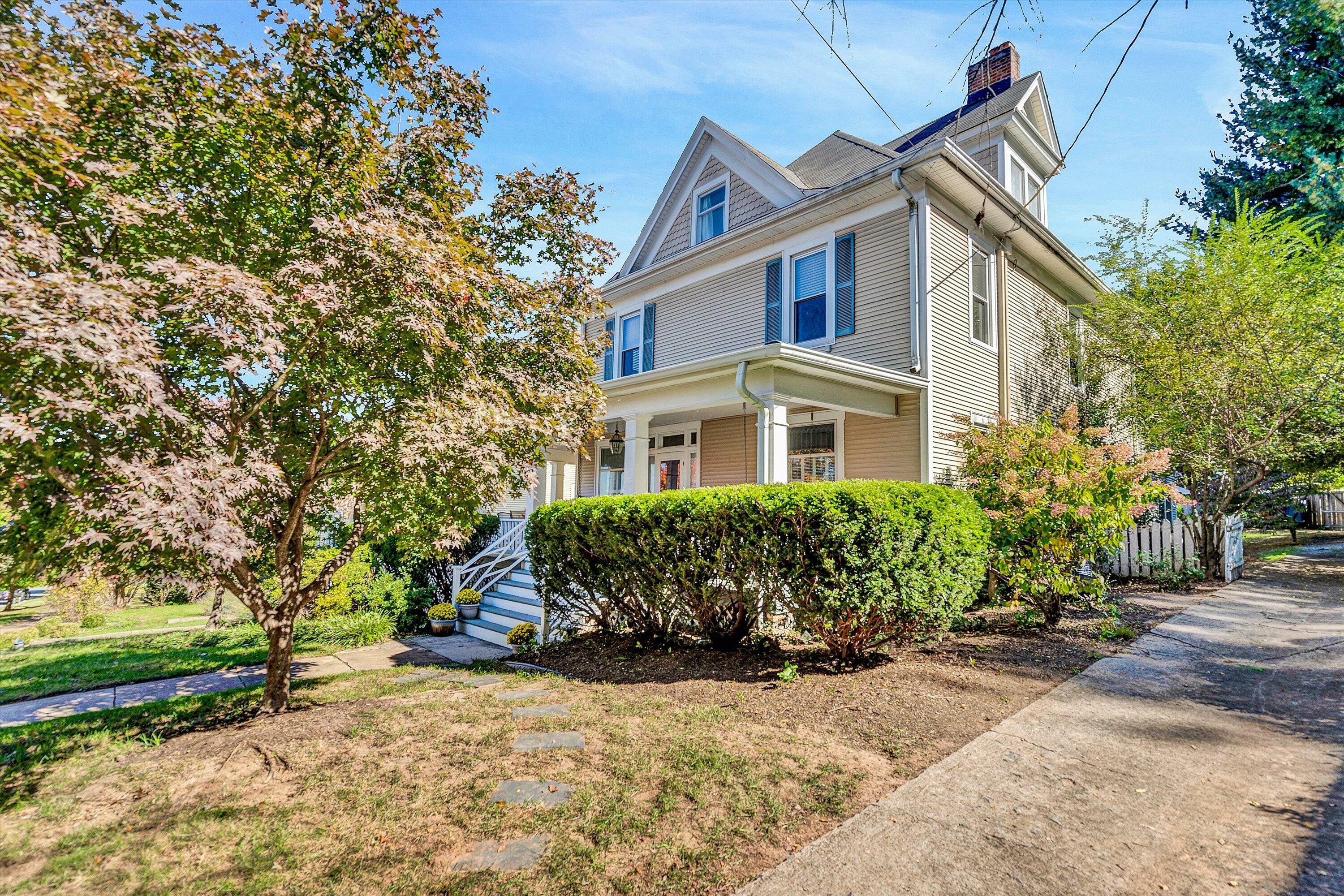 Property Photo:  2730 Crystal Spring Ave SW  VA 24014 