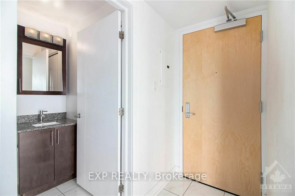 Property Photo:  40 Nepean St 705  ON K2P 0X5 