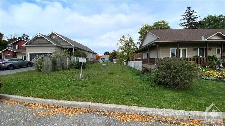 Property Photo: 1673 Kindersley Avenue ON K1C 4V4