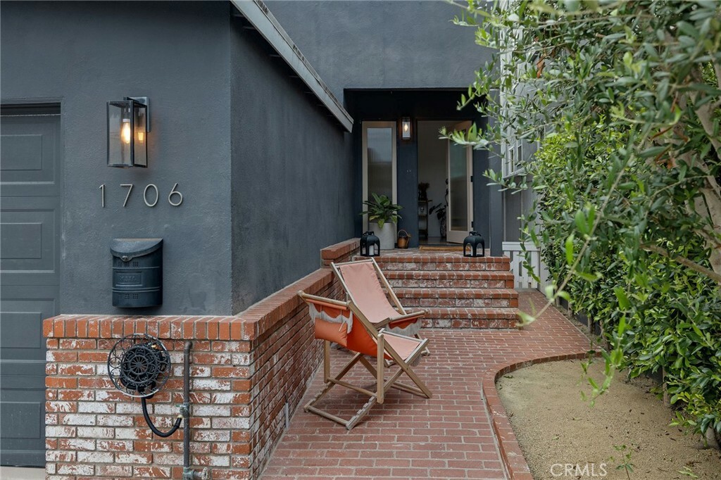 Property Photo:  1706 Carver Street  CA 90278 