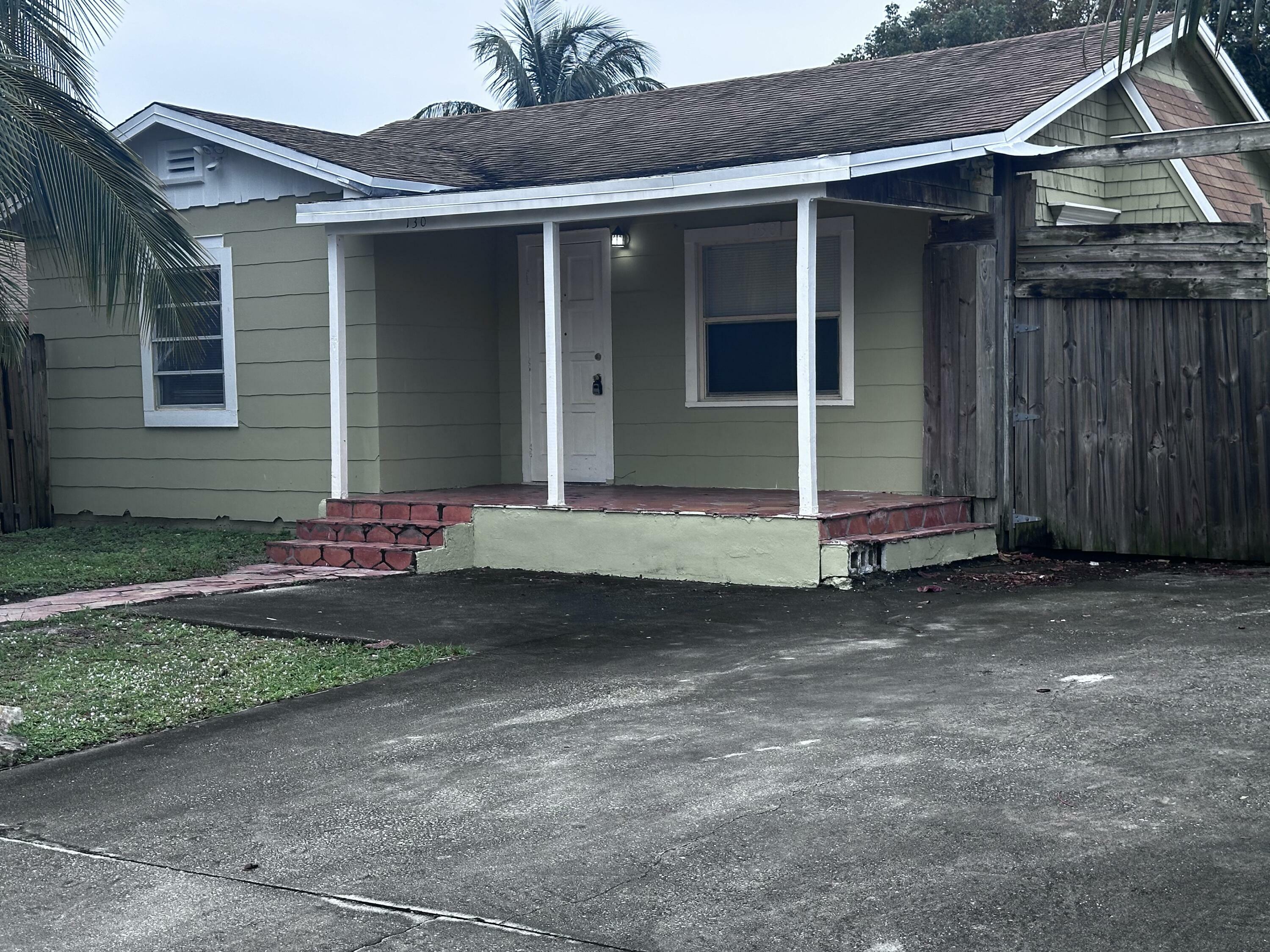 Property Photo:  130 NE 4th Avenue  FL 33435 