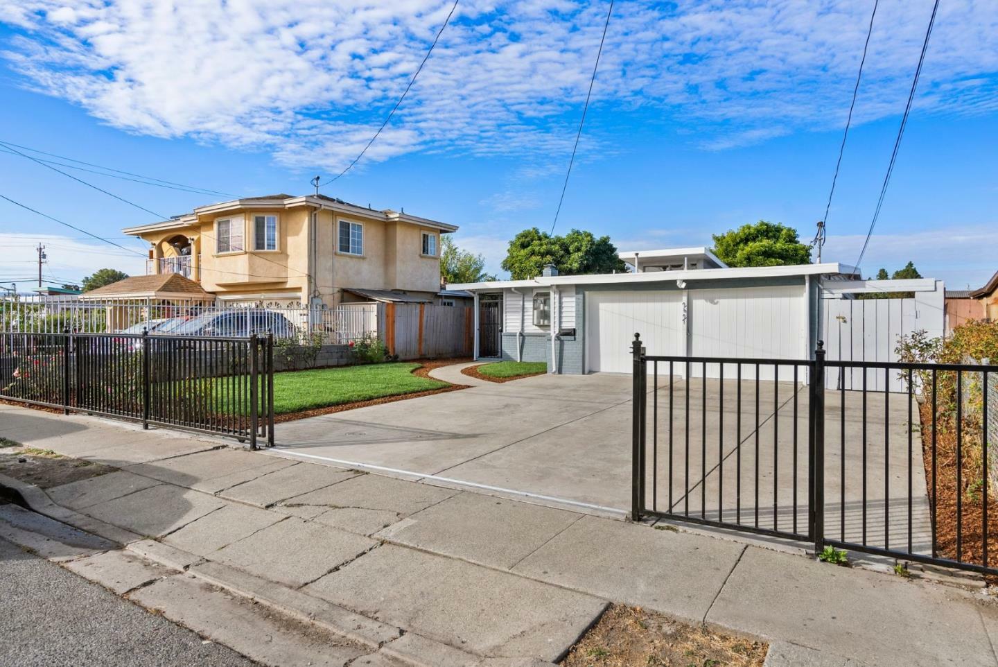 Property Photo:  2627 Fordham Street  CA 94303 