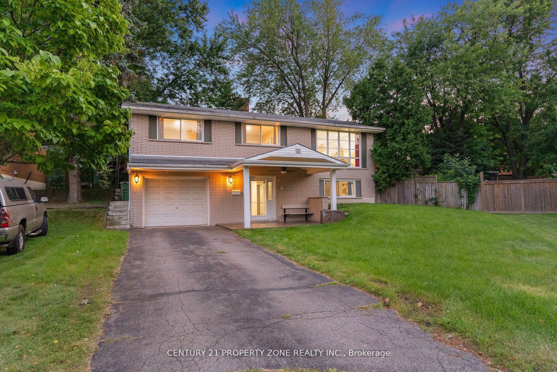 Property Photo:  22 Colonial Crt  ON L8K 4H3 