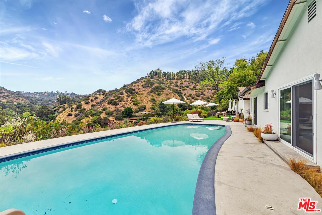 Property Photo: 2316 Laurelmont Pl CA 90046