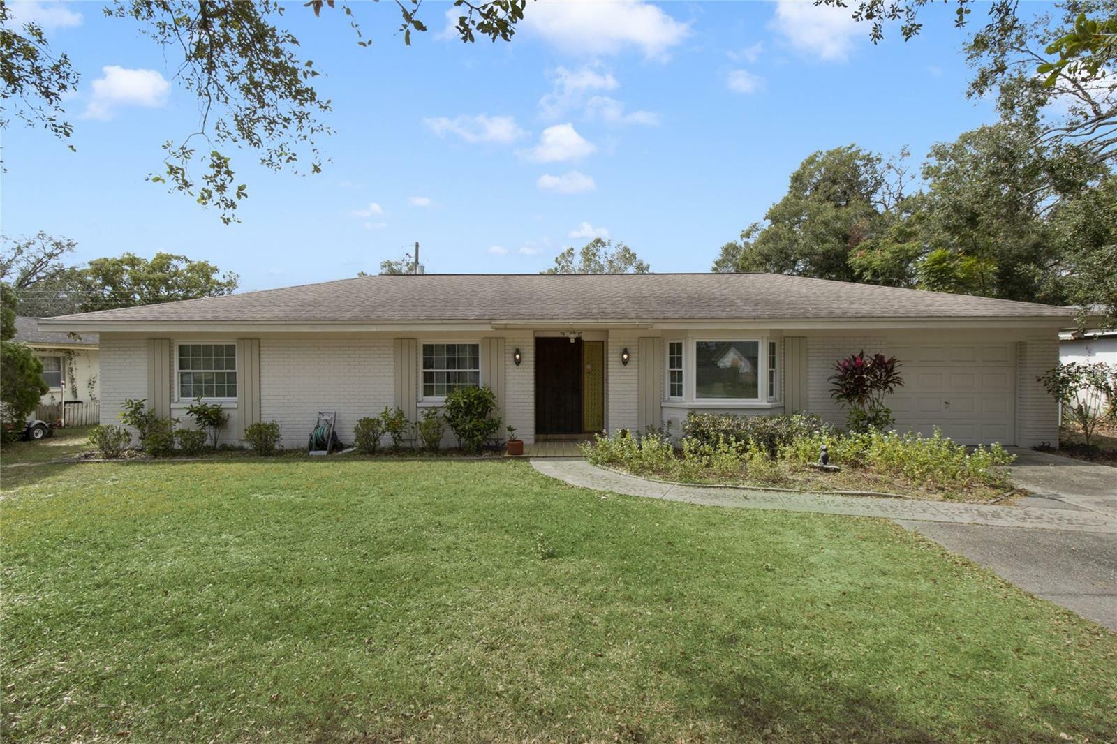 Property Photo:  1406 E Dee Ann Drive  FL 33511 