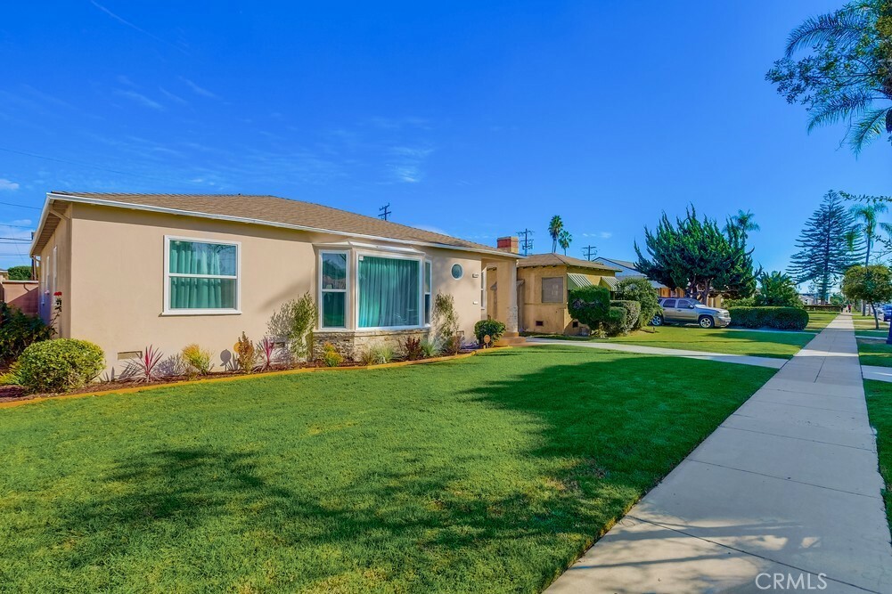 Property Photo: 404 S Poinsettia Avenue CA 90221