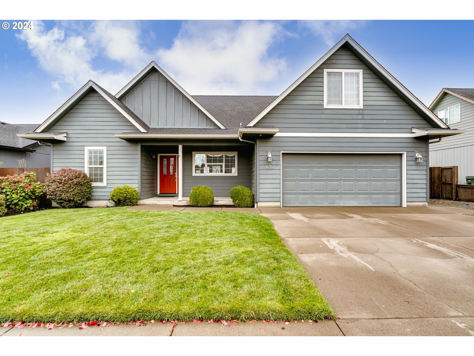 Property Photo: 630 Egret Ave OR 97348