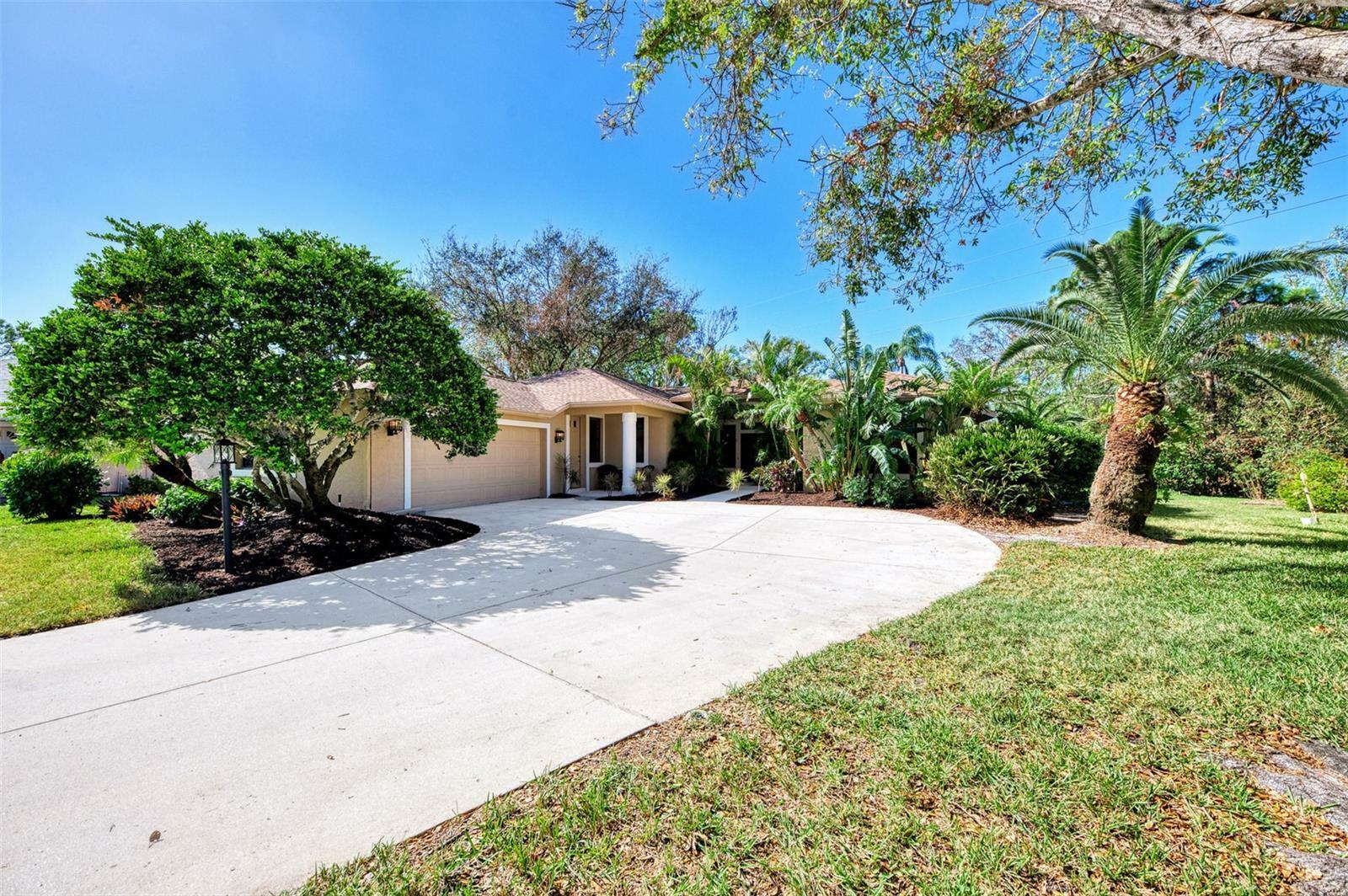 Property Photo:  524 Oak Bay Drive  FL 34229 