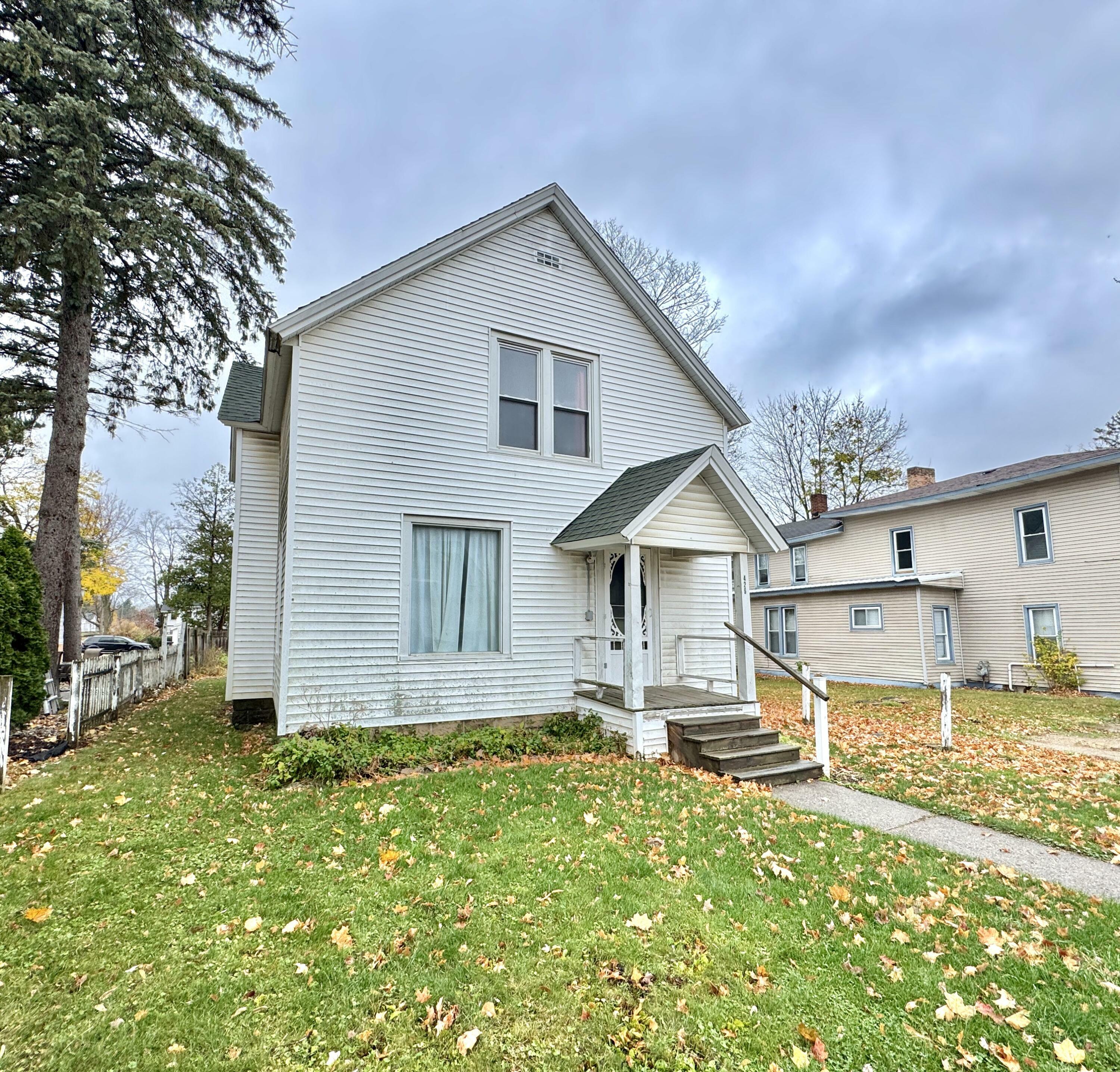 Property Photo:  426 S Warren Avenue  MI 49307 