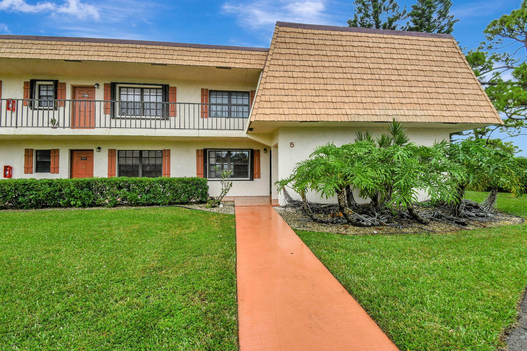 Property Photo:  4489 Oak Terrace Drive  FL 33463 